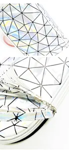 Holografische geometrische Kosmetiktasche mit leuchtendem Dreiecksgitter und Handgelenksschlaufe.