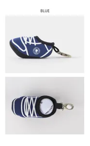 Mini Sneaker Golfballtasche in Blau aus Neopren mit praktischem Metallhaken für Golf.