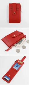 Rotes minimalistisches Kartenetui Detail mit Druckknopf, mehreren Fächern und Reißverschluss.