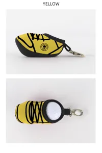 Gelbe Neopren-Golfballtasche in Minischuhform mit Metallclip, detailierte Produktansicht.