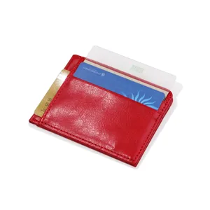Rotes Leder Kartenetui Nahaufnahme Ansicht, ultra dünne minimalistische Geldbörse mit Kartenfächern.