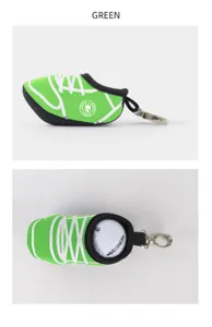 Golfbuchtasche Detailansicht zeigt die Mini-Turnschuhform in Grün mit Schlüsselanhänger und Ball.