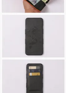 Detailansicht des schwarzen Leder-Magieportemonnaies mit geprägtem Tigermuster und Kartenfächern.