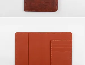 Primo piano dettaglio del porta passaporto in pelle PU marrone con tasche carte e motivo.