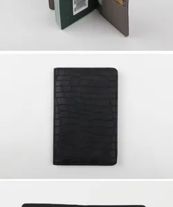 Portapassaporto da uomo in pelle PU nera con texture coccodrillo, scomparti per carte ed astuccio.