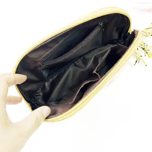 Tragbare PU Kosmetiktasche Make-up Tasche mit innerer Reißverschlusstasche und Quastenanhänger.