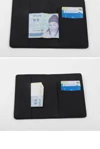 Dettaglio interno di un porta passaporto in pelle PU nera con tasche e scomparto.