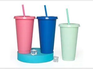 Ensemble de trois gobelets en plastique colorés avec couvercle et paille pour boissons.