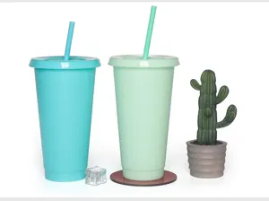 Vue détaillée grand gobelet en plastique unicolore avec paille, tasse résistante à la chaleur