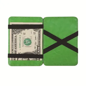 Grüne PU Leder minimalistische Kartenbrieftasche mit schwarzen Gummibändern und Bargeld.