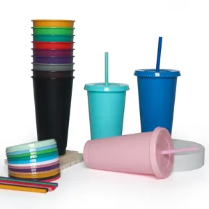 Grande bicchierino di plastica tinta unita con cannuccia e coperchio per bevande quotidiane.