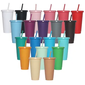 Bicchiere in plastica di colore solido opaco con cannuccia, tazza riutilizzabile per bevande.