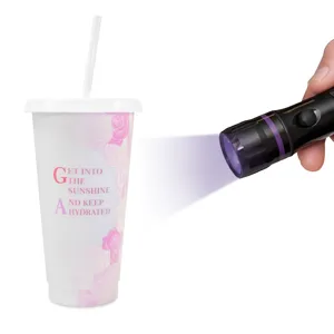 Farbwechselnder Plastikbecher mit Strohhalm und UV-Lampe Set fuer kalte Getranke Party