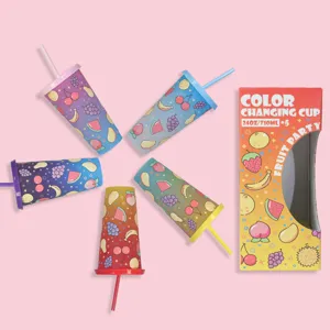 Set di 5 bicchieri di plastica che cambiano colore con cannucce e motivi di frutta.