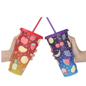Bicchiere di plastica che cambia colore con cannagetta e grazioso motivo di frutta