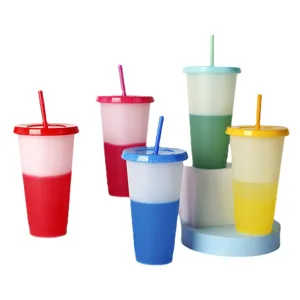 Gobelet en plastique changeant de couleur avec paille, tasse réutilisable sensible au froid.