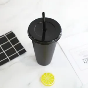 Vista detallada de un vaso de plástico PP negro sólido de 710 ml con pajita para bebidas.