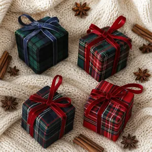 Nahaufnahme von karierten Weihnachtsgeschenk-Anhängern auf gemütlichem Strickhintergrund.