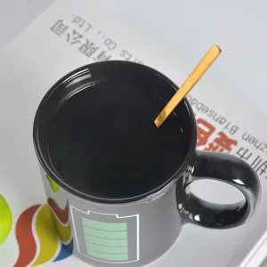 Schwarze Keramik Kaffeetasse mit Batteriemotiv und Goldlöffel für Küche und Büro