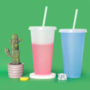 Nahaufnahme Detailansicht von farbwechselnden Plastik Trinkbechern mit Strohhalmen im Studio.