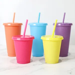 Gros plan détaillé de gobelets en plastique colorés avec finition pailletée et couvercles.