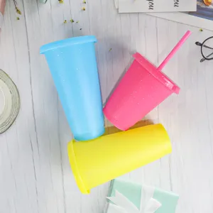 Gobelets en plastique paillete avec paille, tasses a eau reutilisables de grande capacite.