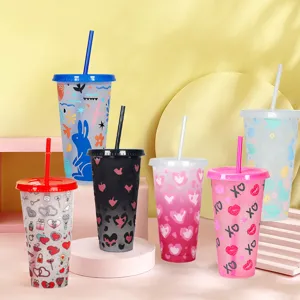 Bicchiere di plastica cambiacolore da 24oz con paglia, simpatici motivi vari.