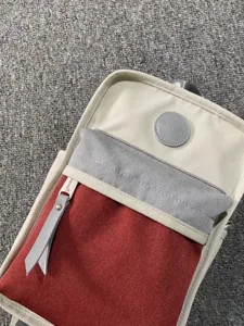 Himawari Canvas Freizeit Rucksack Detailansicht mit Farbblock Design und praktischer Tasche.