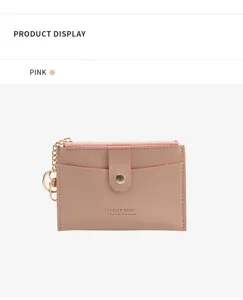 Rosa PU-Leder Mini-Münzbörse mit Kartenfächern, Reißverschluss und Schlüsselanhänger.