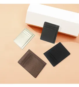 Minimalistischer PU-Leder Kartenetui Detail, schlankes Wallet Design, tragbares Reiseaccessoire.