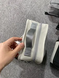 Leinwand Rucksack Griff Detail Nahaufnahme, lässige Handtasche Handwerk und stabile Nähte.
