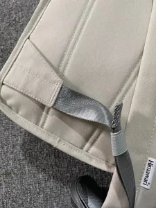 Detailansicht der Rucksackgurte und Stoffnähte, die strapazierfähiges Material zeigt.