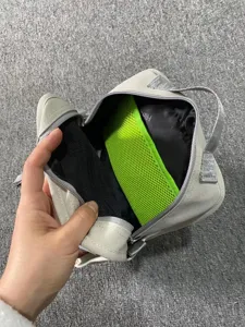 Detailansicht des Innenfachs und der grunen Netztasche des praktischen Freizeitrucksacks.