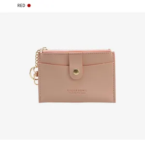 Nahaufnahme des rosa PU-Leder Minigeldbörsen Reißverschlusses und Metallschlüsselrings.