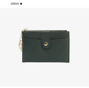 Grüne PU Leder Münztasche Detail mit Druckknopf, Reissverschluss und Metallschlüsselring.