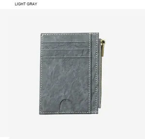 Nahaufnahme vom grauen Kartenetui mit Reißverschluss, vielen Fächern und Metalltasche.