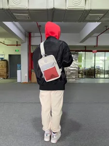 Umhängetasche Detailansicht mit lässigem Design, mehreren Taschen und Schultergurt.