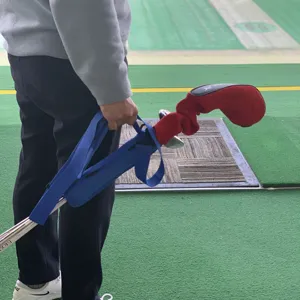 Tragbare Golfschlägertasche mit blauem Schultergurt und roter Schlägerhaube für Golftraining.