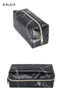 Schwarze Kosmetiktasche mit Marmormuster Detail, Kulturbeutel aus Leder mit goldenem Reißverschluss.