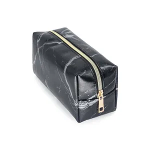 Detailansicht der Kosmetiktasche mit schwarzem Marmormuster und goldfarbenem Reissverschluss chic.