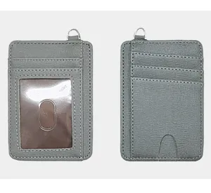 Detailansicht eines grauen PU-Leder-Kartenetuis mit mehreren Fächern und Sichtfenster.
