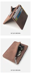 Vue détaillée du porte-cartes en cuir mat marron montrant la poche zippée et les fentes pour cartes.