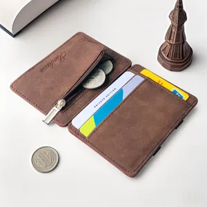 Portefeuille magique en cuir mat marron avec poche monnaie zippée et fentes pour cartes homme.