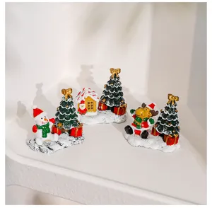 Detailansicht des Mini-Weihnachts-Harz-Baum-Schneemann- und Rentier-Ornamentsets für Dekoration.