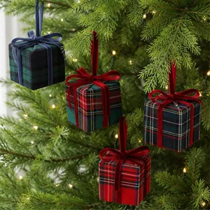 Weihnachten karierte Geschenkbox Hängeornamente, Stoff bezogene Baumschmuck mit Samtschleifen.