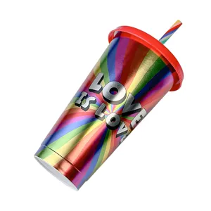 Nahaufnahme des Regenbogen-Laser-Kunststoffbechers mit lebendigem Farbverlauf-Design.