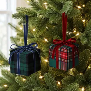 Weihnachts-Kariertes Geschenkbox Ornament mit Samtband, perfekte festliche Baumdeko.