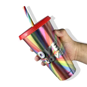 24oz Regenbogen Laser Kunststoff Wasserbecher mit buntem Streifendesign und Strohhalm.