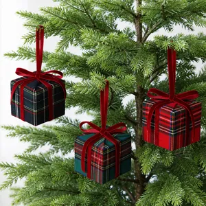 Weihnachtsbaum hängende Geschenkschachtel Deko-Anhänger mit kariertem Stoff verpackt.