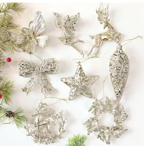 Set silberner Weihnachtshängeschmuck mit Hirsch, Schmetterling, Stern und Schleife für Baum.
